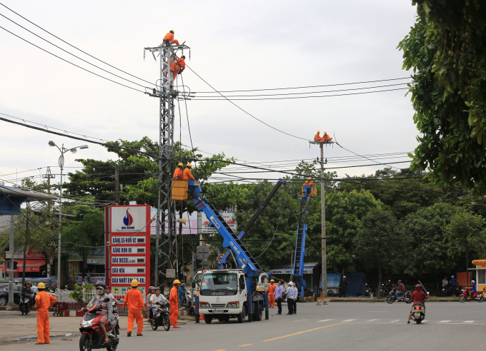 Thi c&ocirc;ng đường d&acirc;y li&ecirc;n lạc TBA 110kV Li&ecirc;n Tr&igrave; - 110kV Cầu&nbsp;Đỏ phục vụ APEC.&nbsp;