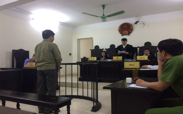 Bị c&aacute;o trước v&agrave;nh m&oacute;ng ngựa trong phi&ecirc;n xử ph&uacute;c thẩm.