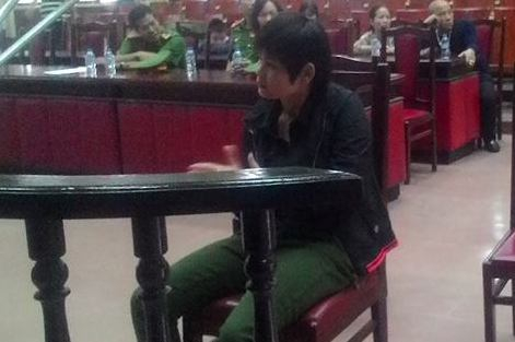 Bị c&aacute;o B&igrave;nh trước v&agrave;nh m&oacute;ng ngựa.