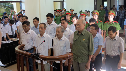 C&aacute;c bị c&aacute;o tại phi&ecirc;n t&ograve;a sơ thẩm.