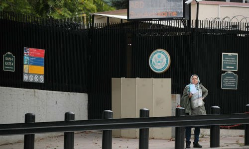 Một người phụ nữ chờ l&agrave;m visa trước cổng Đại sứ qu&aacute;n Mỹ tại Ankara, Thổ Nhĩ Kỳ. (Ảnh: Reuters)