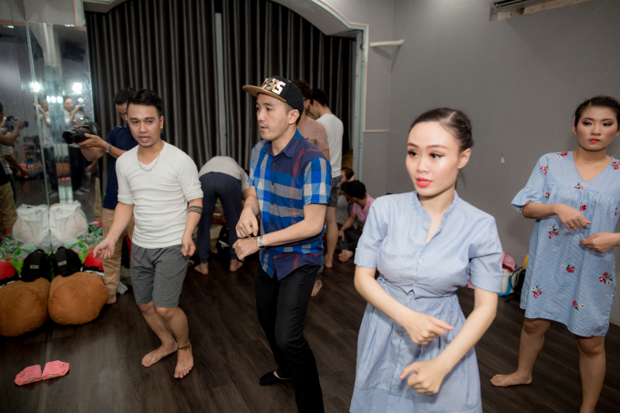 Vợ xinh như hotgirl của Dương Ngọc Th&aacute;i th&aacute;p t&ugrave;ng chồng đi tập nhạc