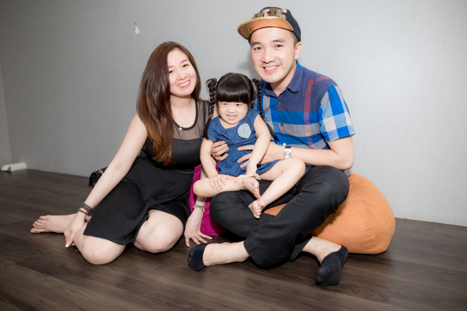 Vợ xinh như hotgirl của Dương Ngọc Th&aacute;i th&aacute;p t&ugrave;ng chồng đi tập nhạc