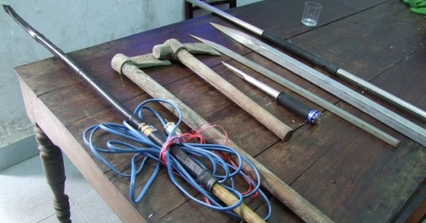 Quảng Bình: Dùng dao khống chế vợ con để “ép” Công an thả em trai