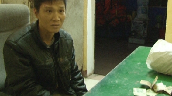 Lợi dụng mưa lũ, dùng dao khống chế tài xế taxi để cướp tài sản