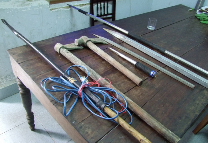 Nhiều hung kh&iacute; được t&igrave;m thấy trong nh&agrave; của đối tượng.