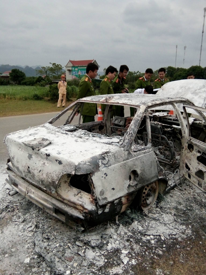Chiếc &ocirc; t&ocirc; con ch&aacute;y rụi ho&agrave;n to&agrave;n.