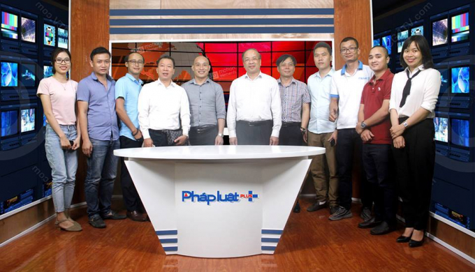 &Ocirc;ng Phan Ch&iacute; Hiếu, Thứ trưởng Bộ Tư ph&aacute;p (thứ 6 từ phải sang) chụp ảnh lưu niệm trong chuyến thăm t&ograve;a soạn Ph&aacute;p luật Plus đầu năm 2017.