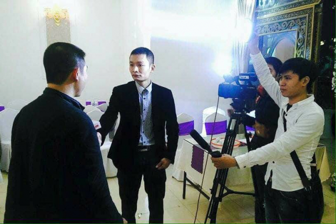 PV Ph&aacute;p luật Plus đang t&aacute;c nghiệp tại một sự kiện.