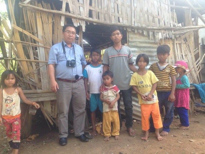 PV Ngọc Anh chụp ảnh trong chuyến c&ocirc;ng t&aacute;c tại gia đ&igrave;nh c&oacute; bố mẹ tự tử, người anh nu&ocirc;i 7 em tại x&atilde; Đăk Tơ Ve, huyện Chư Pah, Gia Lai.