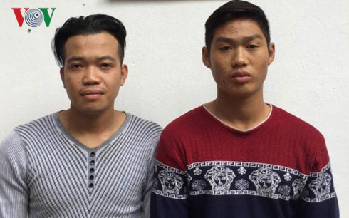 Hai đối tượng Duy&ecirc;n v&agrave; Mạnh tại cơ quan điều tra (Ẩnh: V.Đ).