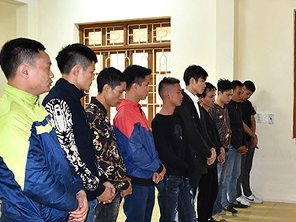 C&aacute;c thanh ni&ecirc;n trong bữa