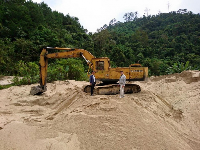 &Ocirc;ng V&otilde; Thanh Hải - Ph&oacute; Gi&aacute;m đốc Sở TN&amp;amp;amp;MT kiểm tra mỏ c&aacute;t &ldquo;khủng&rdquo;.