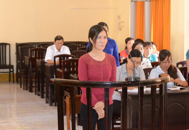 Do bị c&aacute;o Mạc Diệu Lan th&agrave;nh khẩn khai b&aacute;o n&ecirc;n HĐXX tuy&ecirc;n phạt bị c&aacute;o Lan 4 năm t&ugrave;. (Ảnh: b&aacute;o D&acirc;n tr&iacute;)