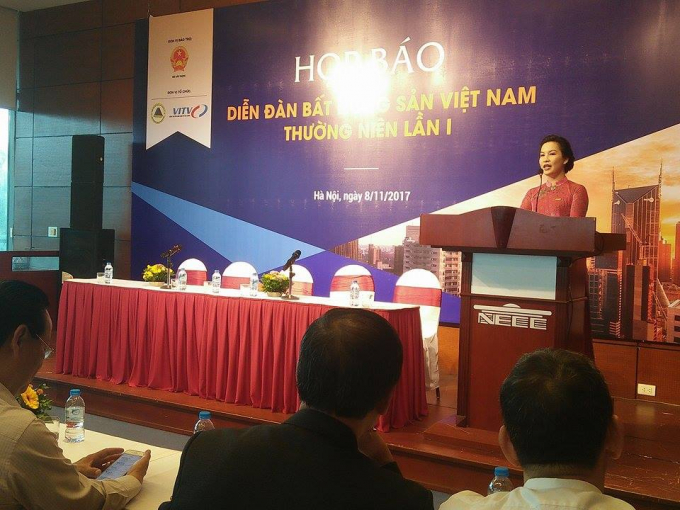 B&agrave; B&ugrave;i Thị Phương Chi - Gi&aacute;m đốc K&ecirc;nh truyền h&igrave;nh Kinh tế T&agrave;i ch&iacute;nh VITV ph&aacute;t&nbsp; biểu tại họp b&aacute;o.