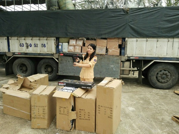 CSGT kiểm tra khẩu s&uacute;ng nhựa. (Ảnh: b&aacute;o C&ocirc;ng an nh&acirc;n d&acirc;n)