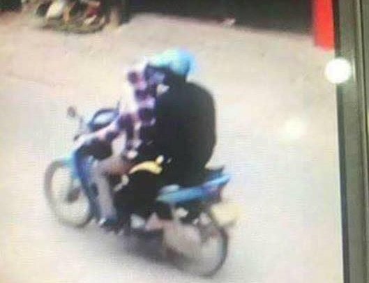 Camera của nh&agrave; anh T ghi lại h&igrave;nh ảnh chị H đ&egrave;o một nam thanh ni&ecirc;n mặc bộ quần &aacute;o m&agrave;u đen trước khi bị s&aacute;t hại.