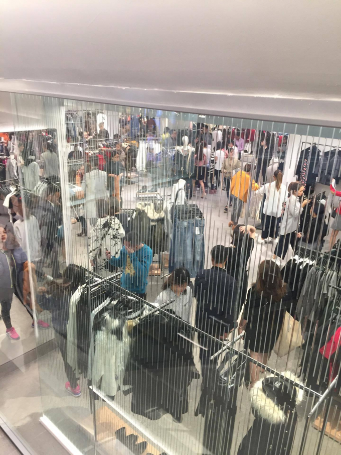 Sau nhiều th&aacute;ng ng&agrave;y chờ đợi, Zara cũng đ&atilde; khai trương store đầu ti&ecirc;n tại &nbsp;H&agrave; Nội v&agrave;o s&aacute;ng 9/11. Trong ng&agrave;y mở h&agrave;ng, store 3 tầng si&ecirc;u ho&agrave;nh tr&aacute;ng của thương hiệu thời trang T&acirc;y Ban Nha tại TTTM Vincom B&agrave; Triệu đ&atilde; thu h&uacute;t cả ngh&igrave;n kh&aacute;ch tới mua sắm chỉ trong v&agrave;i tiếng đồng hồ. Đ&oacute; l&agrave; những nhận định v&agrave;o buổi s&aacute;ng ng&agrave;y 9/11. Tuy nhi&ecirc;n, theo quan s&aacute;t của PV, v&agrave;o tối c&ugrave;ng ng&agrave;y lượng kh&aacute;ch c&oacute; mặt sụt giảm hẳn.
