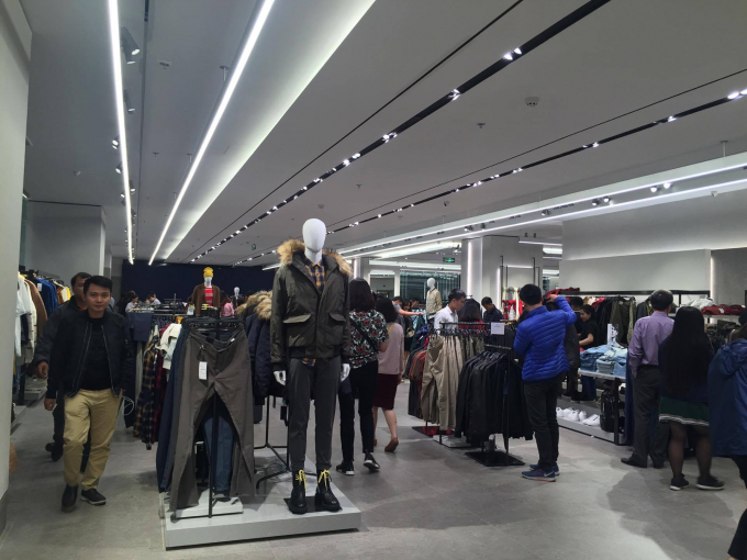 Đ&acirc;y l&agrave; số lượng kh&aacute;ch c&oacute; mặt tại store Zara tại Trung t&acirc;m thương mại Vincom B&agrave; Triệu tối ng&agrave;y 9/11. Theo chị Vũ Thuận (Thanh Tr&igrave;, H&agrave; Nội) th&igrave; chủ yếu kh&aacute;ch tới đ&acirc;y thăm quan l&agrave; chủ yếu, v&igrave; d&aacute;ng người Việt nhỏ b&eacute;, cho n&ecirc;n nhiều đồ của Zara kh&ocirc;ng ph&ugrave; hợp với h&igrave;nh thể. V&igrave; vậy, nhiều người mang t&acirc;m l&yacute; đi xem v&igrave; t&ograve; m&ograve; l&agrave; ch&iacute;nh.