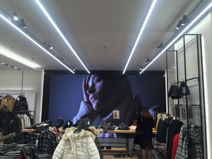 Lượng kh&aacute;ch kh&aacute; &iacute;t so với lực lượng h&ugrave;ng hậu đứng