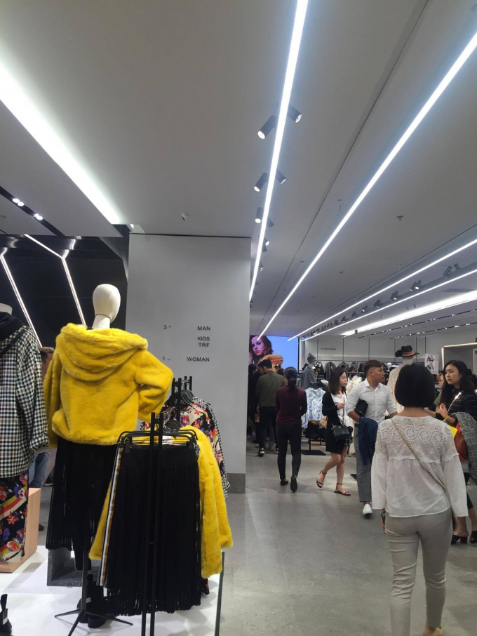 C&aacute;c mặt h&agrave;ng d&ugrave; l&agrave; gắn nh&atilde;n hiệu Zara nhưng đều ghi r&otilde; nước sản xuất như Việt Nam, Thổ Nhỹ K&igrave; &hellip;