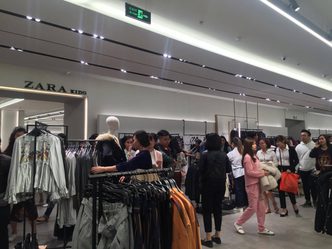 Sau 20h, lượng kh&aacute;ch c&oacute; tăng l&ecirc;n tuy nhi&ecirc;n vẫn kh&ocirc;ng thấm th&aacute;p g&igrave; so với ng&agrave;y đầu ti&ecirc;n ra mắt. Nhiều người cho rằng, đ&acirc;y l&agrave; ph&eacute;p thử đầu ti&ecirc;n của Zara tại H&agrave; Nội. Bữa cơm tối đầu ti&ecirc;n ở H&agrave; Nội sẽ rất kh&oacute; khăn bởi xu thế sử dụng h&agrave;ng ti&ecirc;u d&ugrave;ng của người Việt giờ đ&atilde; kh&aacute;c xưa rất nhiều.&nbsp;