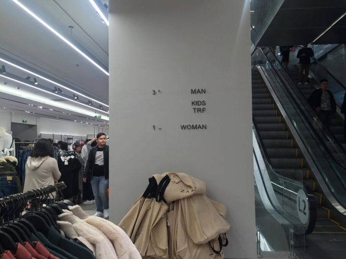 Zara, đ&atilde; v&agrave; đang, l&agrave; thương hiệu thời trang b&igrave;nh d&acirc;n được y&ecirc;u th&iacute;ch nhất. Với hơn 2.000 cửa h&agrave;ng tại hơn 90 quốc gia v&agrave; doanh thu l&ecirc;n đến cả tỷ euro tr&ecirc;n to&agrave;n cầu, thậm ch&iacute;, nh&agrave; kho của Zara c&ograve;n lớn gấp 9 lần nh&agrave; kho của Amazon (website b&aacute;n lẻ h&agrave;ng h&oacute;a lớn nhất thế giới); chẳng c&oacute; l&yacute; do g&igrave; để nghi ngờ vị thế của Zara trong thời điểm hiện tại.