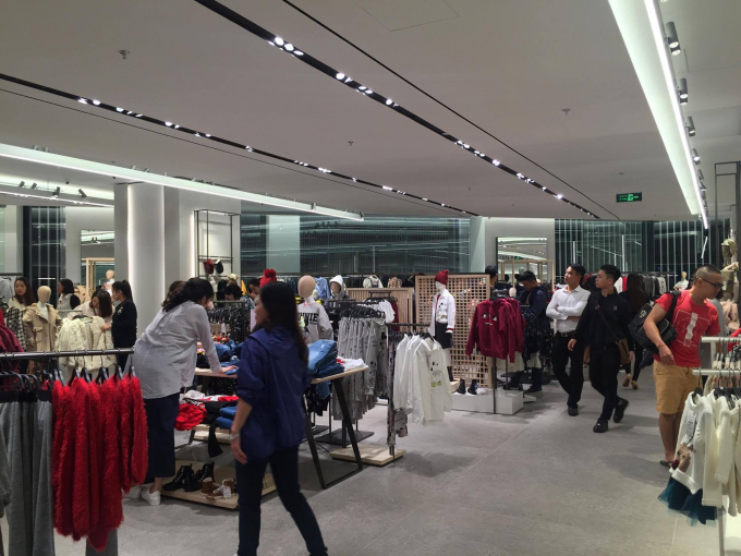 Từ năm 2015, tỷ ph&uacute; người T&acirc;y Ban Nha Amancio Ortega c&oacute; l&uacute;c vượt l&ecirc;n tỷ ph&uacute; người Mỹ Bill Gates trong xếp hạng những người gi&agrave;u nhất thế giới của tạp ch&iacute; Forbes. &Ocirc;ng nắm trong tay c&ocirc;ng ty mẹ của Zara - Inditex - c&oacute; tổng t&agrave;i sản ở mức 79,8 tỷ USD. Ở tuổi 80, thay v&igrave; nghỉ ngơi th&igrave; &ocirc;ng chủ của Zara vẫn đến văn ph&ograve;ng h&agrave;ng ng&agrave;y, đều như vắt chanh, kh&ocirc;ng bỏ s&oacute;t ng&agrave;y n&agrave;o.&nbsp;Điều th&uacute; vị nữa l&agrave; &ocirc;ng Amancio Ortega chưa bao giờ tiếp x&uacute;c với b&aacute;o ch&iacute; hay trả lời bất kỳ c&acirc;u hỏi n&agrave;o từ b&aacute;o ch&iacute;.