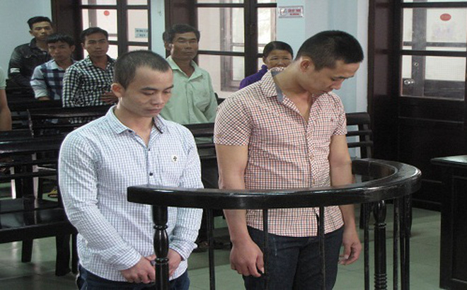 Bị cáo Nh&acirc;̣t và Tu&acirc;́n tại tòa. (Ảnh: b&aacute;o C&ocirc;ng l&yacute;)