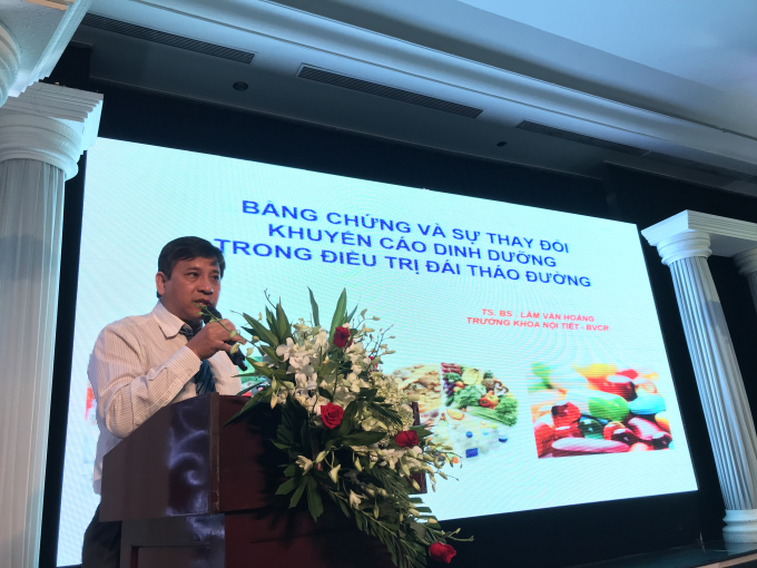 TS. BS L&acirc;m Văn Ho&agrave;ng cập nhật c&aacute;c m&ocirc; h&igrave;nh dinh dưỡng trong điều trị cho bệnh nh&acirc;n đ&aacute;i th&aacute;o đường.