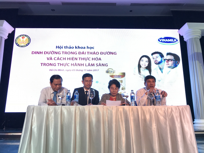 C&aacute;c b&aacute;o c&aacute;o vi&ecirc;n giải đ&aacute;p thắc mắc cho c&aacute;c b&aacute;c sĩ, nh&acirc;n vi&ecirc;n y tế trong Hội nghị.