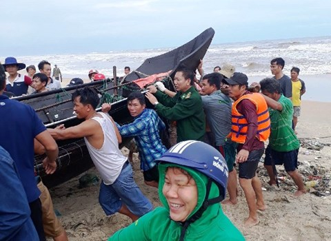 Đồn Bi&ecirc;n ph&ograve;ng cửa khẩu Thuận An kịp thời cứu 4 ngư d&acirc;n (ảnh: VT - infornet).