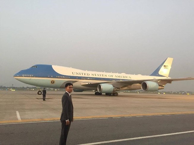 Đ&uacute;ng 17h23 chiều nay, (11/11), chuy&ecirc;n cơ Air Force One chở Tổng thống Trump đ&aacute;p xuống s&acirc;n bay Nội B&agrave;i (H&agrave; Nội), bắt đầu chuyến thăm cấp Nh&agrave; nước Việt Nam (ảnh Viết Thịnh-PLO).
