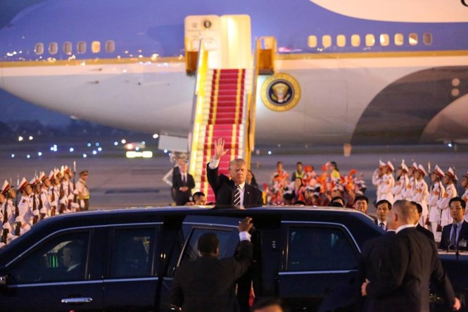 Tổng thống Trump vẫy tay ch&agrave;o mọi người. Ảnh: C&ocirc;ng Duy