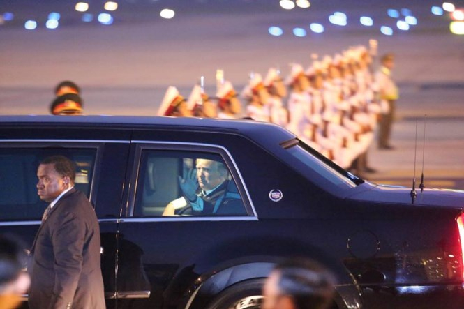 Tổng thống Trump về kh&aacute;ch sạn. Ảnh: C&ocirc;ng Duy