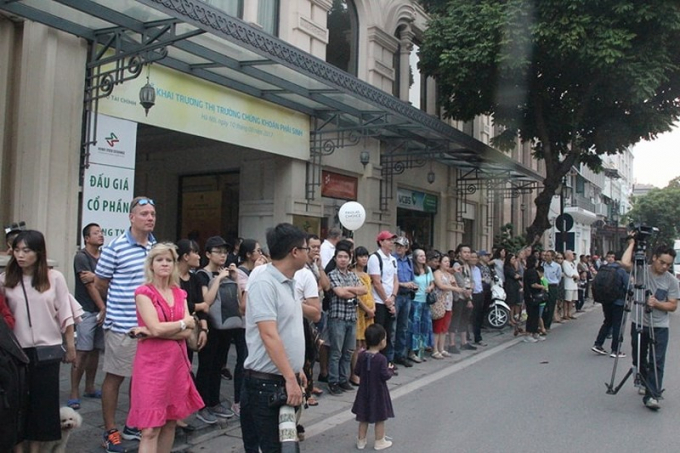 Người d&acirc;n tr&ecirc;n c&aacute;c tuyến phố H&agrave; Nội đang chờ đ&oacute;n đo&agrave;n xe của Tổng thống Mỹ đi qua. Ảnh: TUYẾN PHAN