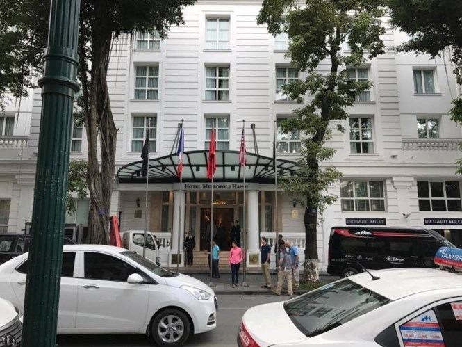 C&aacute;c mật vụ Mỹ c&oacute; mặt trước cửa kh&aacute;ch sạn Metropole. Ảnh: Trần Ho&agrave;ng.