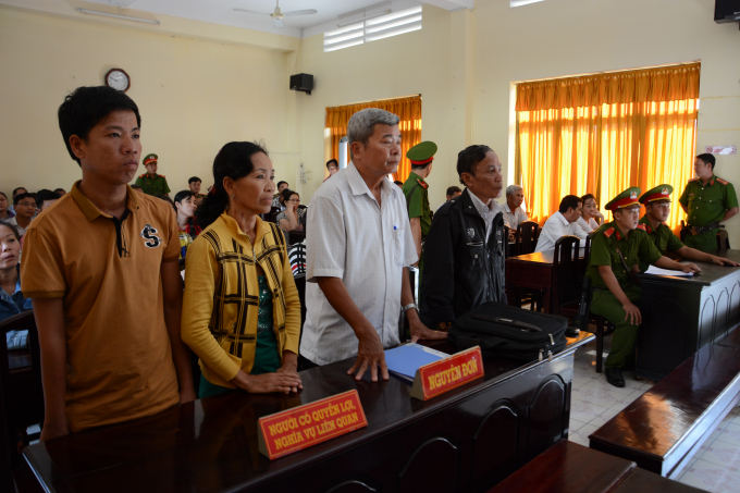 B&agrave; Nguyễn Thị Tuyết (thứ hai, từ tr&aacute;i qua) nghe tuy&ecirc;n &aacute;n tại phi&ecirc;n t&ograve;a ph&uacute;c thẩm ng&agrave;y 7/11/2017.