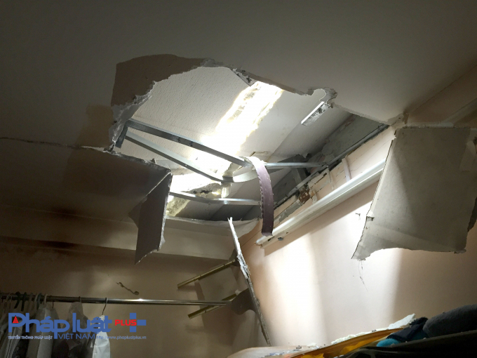 Hiện trường của vụ rơi 2 thanh sắt v&agrave;o nh&agrave; người d&acirc;n.