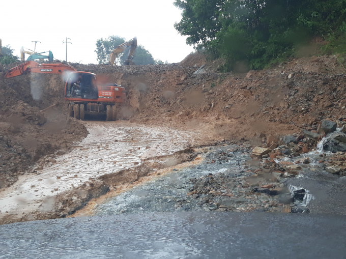 Sau 6 ng&agrave;y xảy ra vụ lở đất kinh ho&agrave;ng c&aacute;c phương tiện vẫn đang ng&agrave;y đ&ecirc;m dọn đất, đ&aacute; để quốc lộ 14E được lưu th&ocirc;ng trở lại.