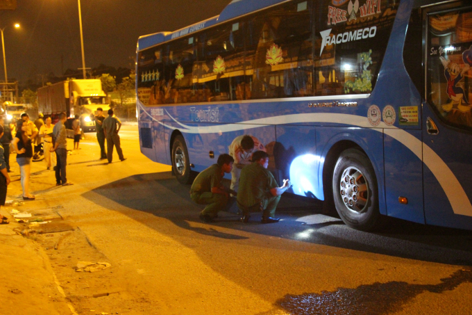 C&ocirc;ng an kh&aacute;m nghiệm hiện trường.