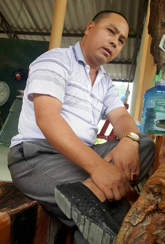 Ph&oacute; gi&aacute;m đốc L&ecirc; Văn S&aacute;u ngồi trao đổi với ph&oacute;ng vi&ecirc;n với th&aacute;i độ bất hợp t&aacute;c v&agrave; thiếu t&ocirc;n trọng.