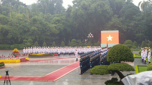 Lễ đ&oacute;n ch&iacute;nh thức Tổng thống Mỹ Donald Trump bắt đầu v&agrave;o khoảng 9h s&aacute;ng nay tại Phủ Chủ tịch trong kh&ocirc;ng kh&iacute; trang nghi&ecirc;m d&ugrave; trời c&oacute; mưa nặng hạt.