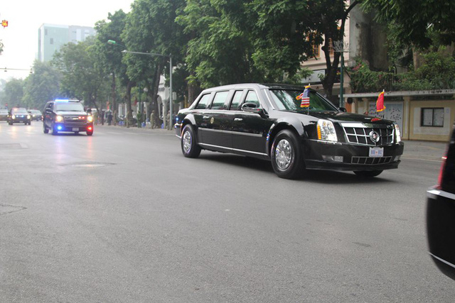 Đo&agrave;n xe Cadilac One di chuyển tới Phủ Chủ tịch.