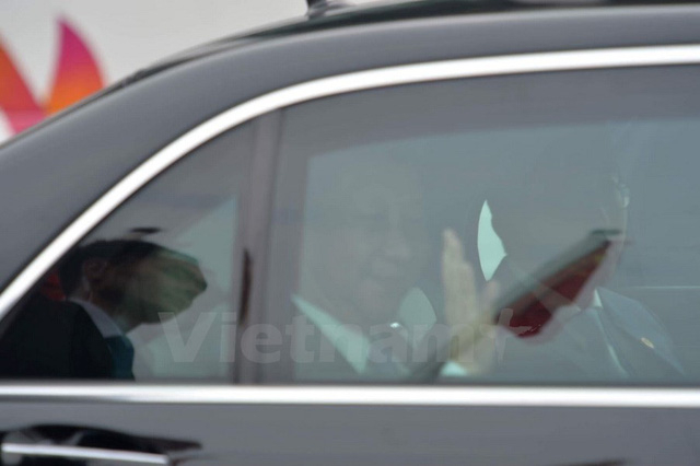 Chủ tịch nước Trung Quốc Tập Cận B&igrave;nh hạ c&aacute;nh xuống s&acirc;n bay Nội B&agrave;i (ảnh: TTXVN)