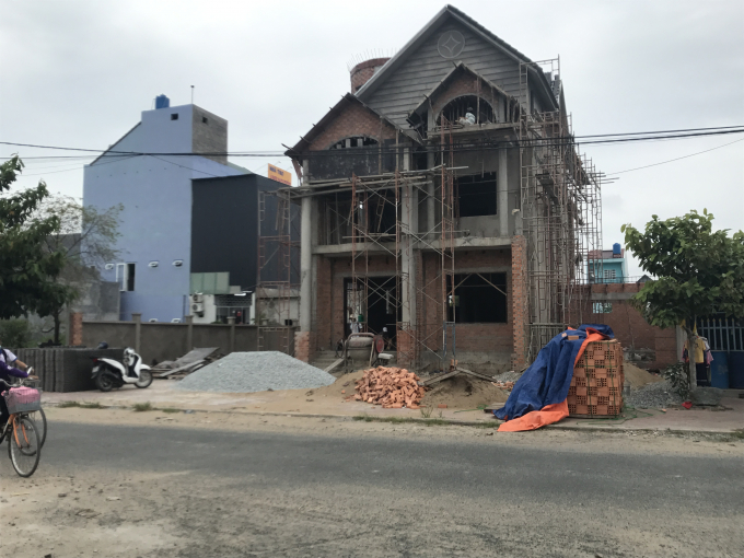 Tại khu d&acirc;n cư x&acirc;y dựng tr&ecirc;n đất &ocirc;ng Hương mỗi m&eacute;t vu&ocirc;ng c&oacute; gi&aacute; 3,5 triệu đồng.