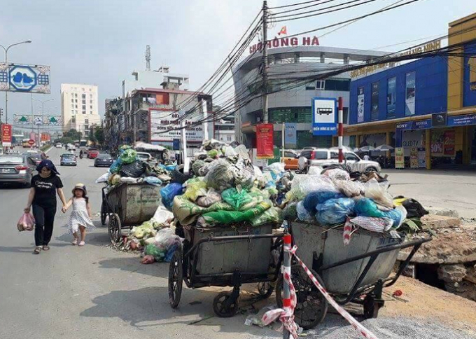 R&aacute;c tập tr&ecirc;n ngay tr&ecirc;n đường, g&acirc;y ảnh hưởng đến an to&agrave;n giao th&ocirc;ng TP.