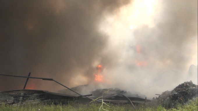 Đ&aacute;m ch&aacute;y b&ugrave;ng ph&aacute;t dữ dội