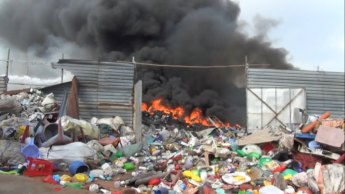 Do vựa ve chai chứa c&aacute;c đồ dễ ch&aacute;y, n&ecirc;n c&ocirc;ng t&aacute;c chữa ch&aacute;y gặp nhiều kh&oacute; khăn.