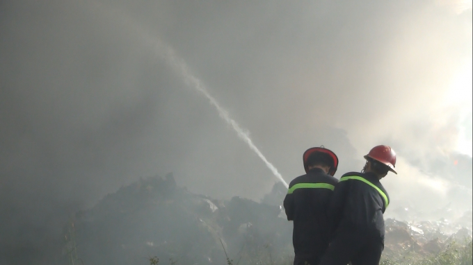 Sau hơn 4h với nỗ lực của lực lượng Cảnh s&aacute;t PCCC, đ&aacute;m ch&aacute;y được khống chế